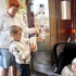 Елгавчанка Елена Кислякова с сынишкой Артуром довольны, что к свежему хлебу в этом же киоске на ул.Светес можно купить и деревенское молоко.