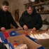 Добровольцы центра Svētelis Мартиньш Заньгис  и Гунар Зирнис помогают собирать продуктовые наборы, закупленные на средства проекта Paēdušai Latvijai.   