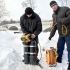 Специалисты предприятия  Jūras vējš Владислав Зивертс (слева) и Александр Китаев проверяют техническое состояние водолазного оборудования.     