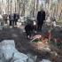 Момент возложения цветов к кресту, установленному на месте бывшей часовни русского гарнизонного кладбища в Саласпилсе. 