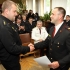 Благодарственную грамоту из рук майора Инта Селиса получает командир Елгавской пожарно-спасательной части, старший лейтенант Артур Хроленко (слева).