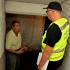 В.Кузьменко показывает полиции самоуправления затопленный подвал.