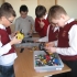 Третьеклассники хотят изобрести свою конструкцию робота-автомобиля.