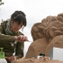 Таня Кузнецова (Пермь, Россия) гостит в Елгаве в третий раз и в прошлом году стала победительницей фестиваля песочных скульптур. В этом году создается ее произведение «Песочница – мир, сотворенный из песка».