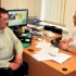Игорь Котляр (справа) в поисках работы за границей внимательно слушает консультанта EURES Артура Балиньша, но теперь надеется найти работу в Латвии.