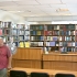Руководитель Елгавского филиала БМА Владимир Ефремов показывает вузовскую библиотеку.