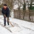 Дворники впервые в этом сезоне взялись за расчистку тротуаров от снега.