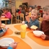В дошкольном учреждении Pasaciņa никто из детей без еды пока не остается. Дети должников питаются не за счет семей, которые платят, а за счет обеспечивающего питание предприятия Kante.